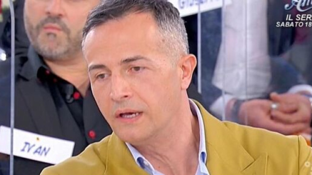 Uomini e donne, Pugnaloni smaschera Riccardo