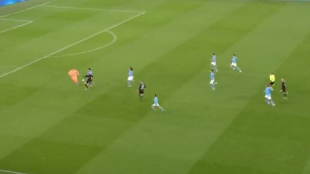 Ederson aurait d&ucirc; &ecirc;tre exclu face &agrave; Leipzig ce mardi soir en Ligue des champions. (screenshot Twitter - @CanalplusFoot)