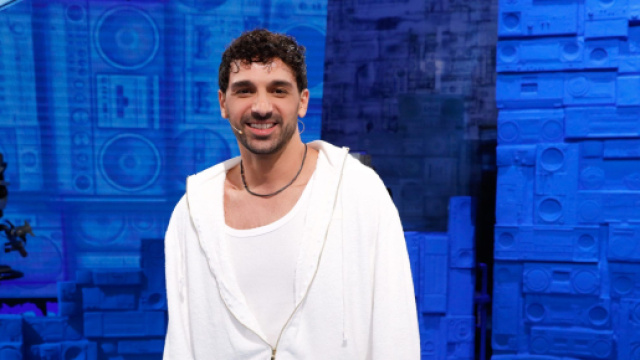 Serale Amici, Raimondo Todaro incita i suoi allievi in vista del debutto: 'Pronti a fare scintille'.