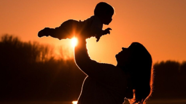 Le bébé et sa maman (Screenshoot Pixabay @RebeccasPictures)