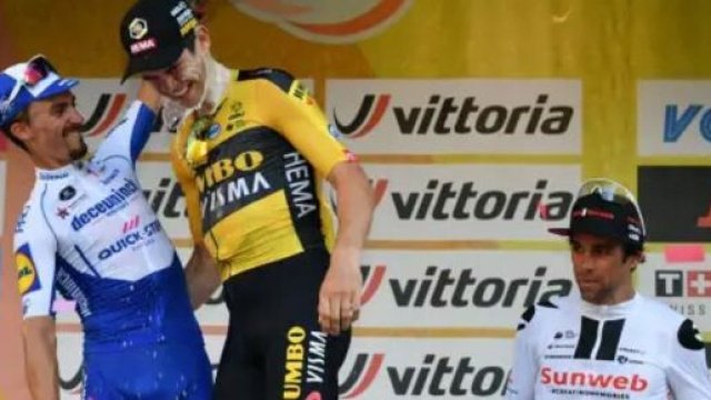 Michael Matthews sul podio della Milano-Sanremo 2020.