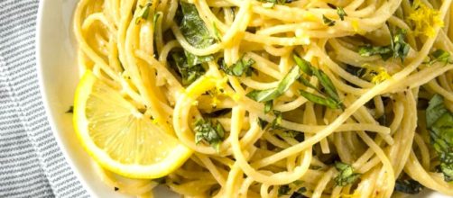 Gli spaghetti al limone sono il piatto ideale per un pranzo estivo