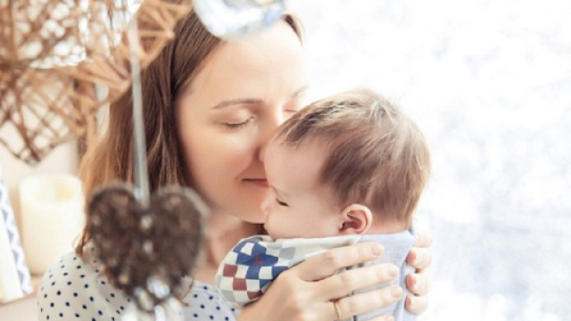 La maman et son bébé (Screenshoot Pixabay @gabdullinayuka)