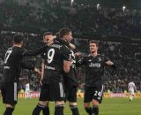 Nella foto Vlahovic e compagni festeggiano un gol.