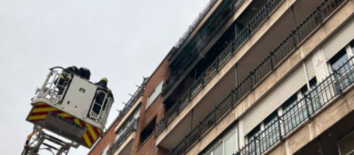 Los bomberos realizaron las labores de enfriamiento y posteriormente inspección del edificio (Twitter, EmergenciasMad)