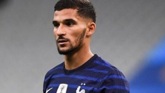 Houssem Aouar avec le maillot de l'équipe de France (capture Twitter Be Football)