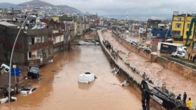 Les inondations en Turquie rendent la vie des survivants difficile. (Screenshoot Twitter @catnatnet)