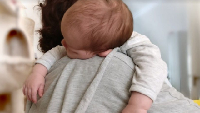 Un bébé qui dort sur l'épaule de sa maman (Screenshoot Pixabay @mermyhh)