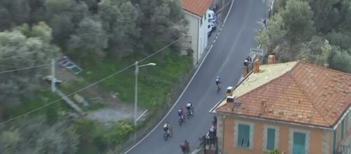 Milano-Sanremo, l'attacco decisivo di Mathieu Van der Poel sul Poggio.