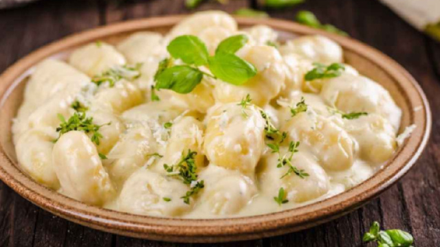 Ricetta, gnocchi ai quattro formaggi: un primo piatto ricco e cremoso