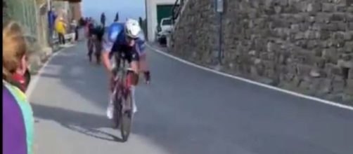 Ciclismo, l'attacco di Mathieu Van der Poel sul Poggio.