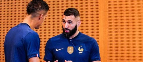 Karim Benzema en pleine discussion avec Raphaël Varane (capture Twitter Le10sport)