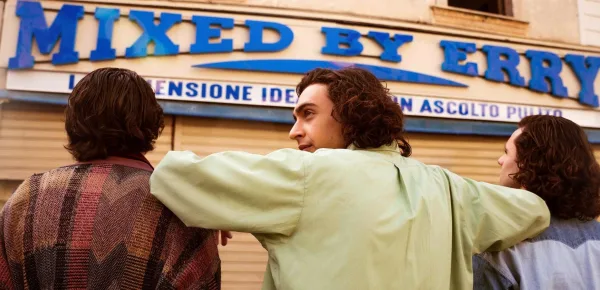 I protagonisti di Mixed by Erry di fronte al loro negozio pirata. (Screenshot dal film)