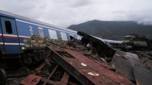 Deux trains se sont percutés frontalement dans le centre de la Grèce. (Screenshoot Twitter @La Voix du Nord)