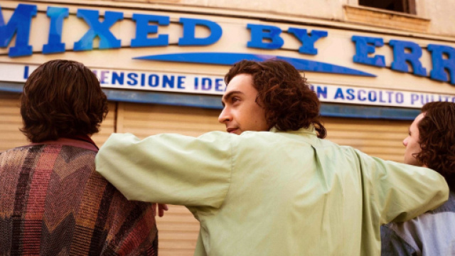 I protagonisti di Mixed by Erry di fronte al loro negozio pirata. (Screenshot dal film)