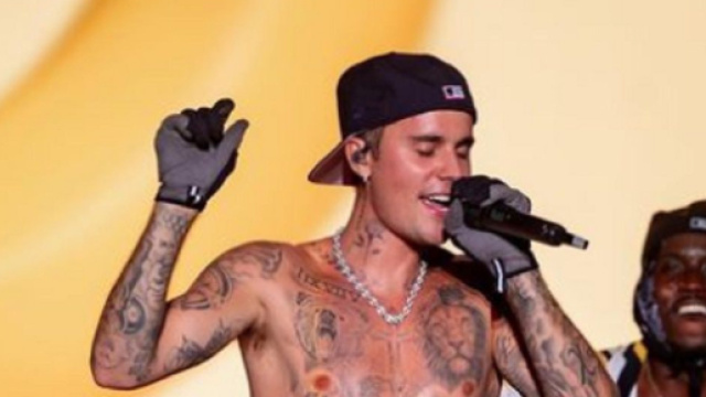 Justin Bieber chante sur scène aux côtés de ses danseurs (Screenshoot Instagram @justinbieber)