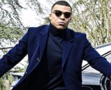 Kylian Mbappé arrivant à Clairefontaine (capture Twitter @PSG_Report)