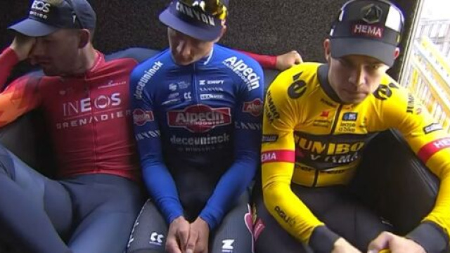 Ciclismo: Ganna, Van der Poel e van Aert in attesa del podio della Milano Sanremo.