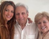 La cantante Shakira con sus padres, quienes han padecido serios problemas de salud recientemente (Instagram/@Shakira)
