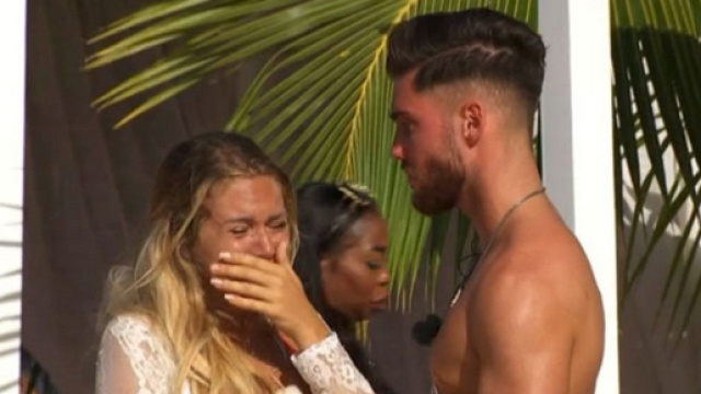 Giovanni fait croire à une fausse rupture avant un tournage et trompe Cassandra. (Crédit @TFX)