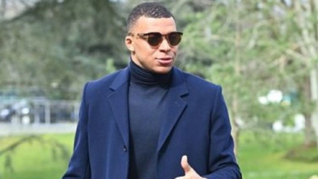 Kylian Mbappé à Clairefontaine (capture Twitter @ActuFoot_)