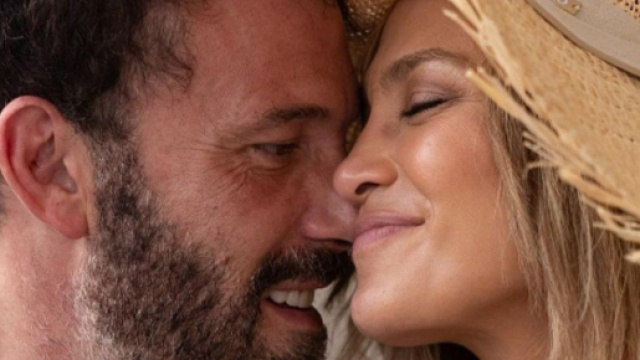 Ben Affleck et Jennifer Lopez (Screenshoot Instagram @leseclaireuses.beaute)