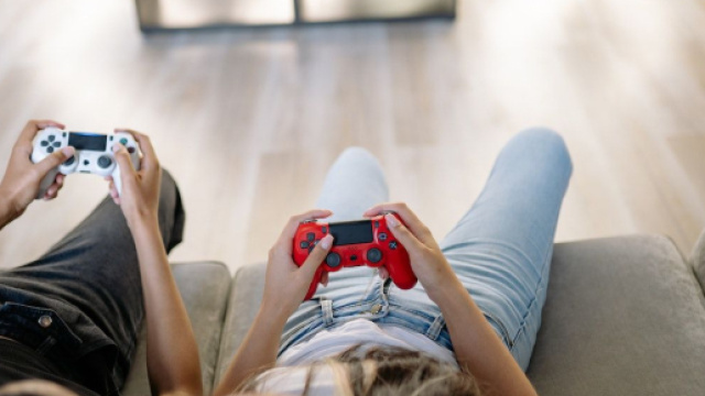 Deus personnes jouant à la Playstation, Yuan Krukau @pexel.comion,
