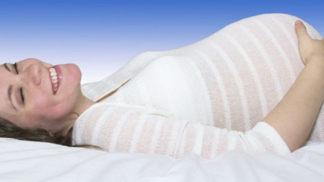 Une femme heureuse lors de sa grossesse (Screenshoot Pixabay @chrisvg)