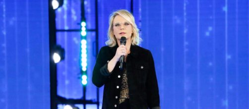 Serale Amici, retroscena puntata 25 marzo: Maria De Filippi svela perché mangia le caramelle.