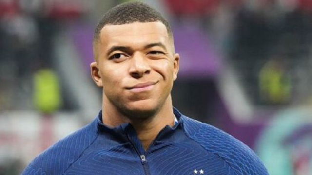 Kylian Mbappé, le nouveau capitaine de l'équipe de France (capture Twitter @Actu Foot)