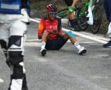 Ciclismo, la caduta di Egan Bernal alla Volta a Catalunya.