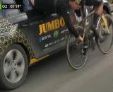 Ciclismo, Wout van Aert assistito dall'ammiraglia alla E3 Saxo Classic