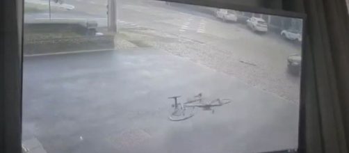 Ciclismo, l'incidente a Juan Sebastian Molano