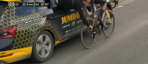 Ciclismo, Wout van Aert assistito dall'ammiraglia alla E3 Saxo Classic