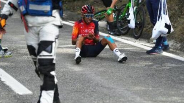 Ciclismo, la caduta di Egan Bernal alla Volta a Catalunya.