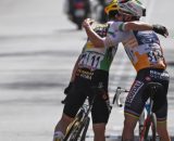 Ciclismo, i complimenti tra Roglic e Evenepoel al termine della Volta Catalunya.