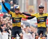 Ciclismo, l'arrivo in parata di van Aert e Laporte alla Gand Wevelgem.