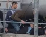 Momento en que los asistentes inmovilizan a la mujer tras mostrar un revólver en un partido de fútbol de niños de 6 años (Antena 3)