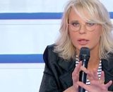 Uomini e donne, retroscena: 'Una dama avrebbe sfilato senza mutandine, scena tagliata'.