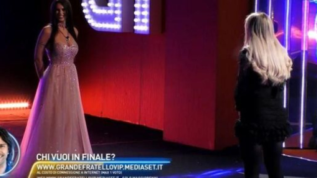 GFVip7, la mamma di Tavassi punge Donnamaria: 'Micol accanto ha un vero uomo'.