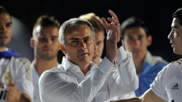 Pist&eacute; par le PSG, l'ancien entra&icirc;neur du Real, Jos&eacute; Mourinho, d&eacute;cide de rester sur le banc de l'AS Roma (Screenshoot Twitter @Kala_RMA)