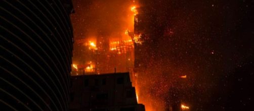 El incendio del rascacielos afectó a otros edificios de la calle aledaña (Captura de pantalla de RRSS)