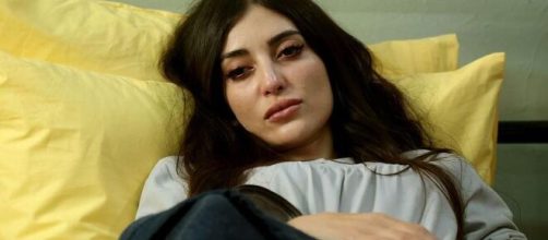 Terra amara, Mujgan svela a Behice che Yilmaz è padre di Adnan.