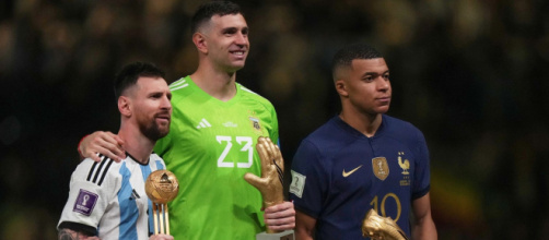 Mbappé et Martinez après la finale de la Coupe du monde entre l'Argentine et la France. (sceenshot Twitter - @_BeFootball)