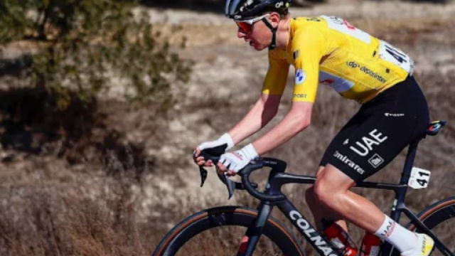 Ciclismo, Tadej Pogačar in sella a una Colnago.