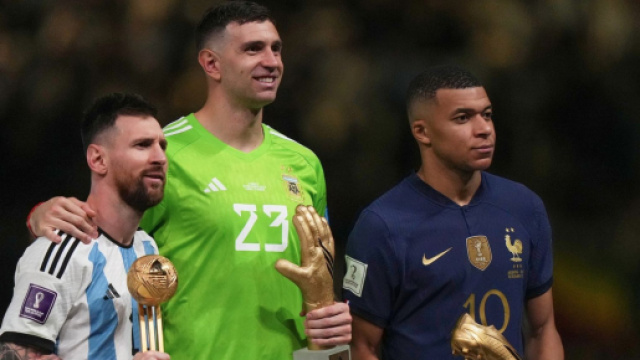 Mbappé et Martinez après la finale de la Coupe du monde entre l'Argentine et la France. (sceenshot Twitter - @_BeFootball)
