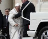 Problemi respiratori per papa Francesco: ricoverato al Gemelli.