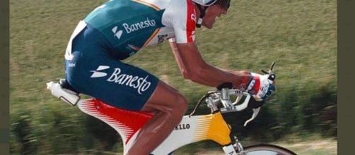 Ciclismo, Miguel Indurain sulla bici Espada prodotta da Pinarello.