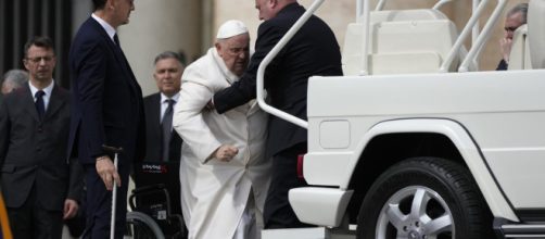 Problemi respiratori per papa Francesco: ricoverato al Gemelli.