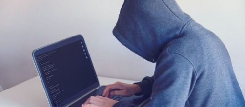 Un hacker devant son ordinateur portable, Nikita Belokhonov @pexels.com